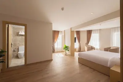Elegance Grand City Hotel
