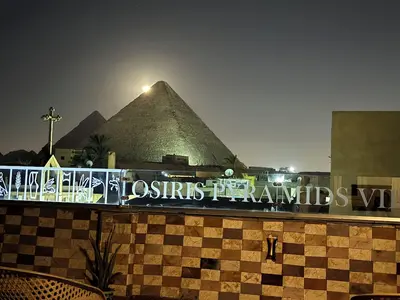 أوزيريس الهرمات تنظر في