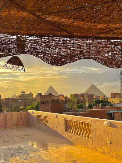 أربع هرمات في منزل الضيوف