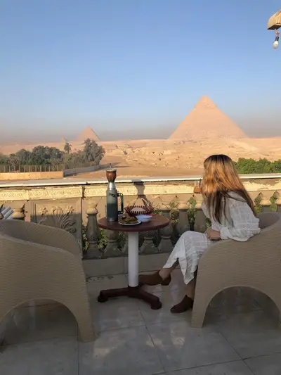 (أهرام قصر (سبهينكس ينظرون في
