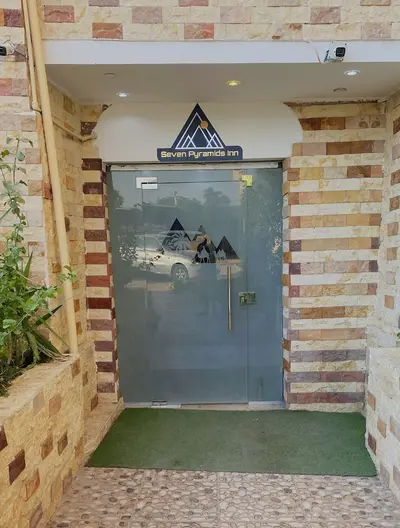 سبع هرمات Inn