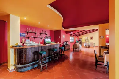 Longchamps Hotel
