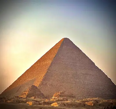 هرم غيزا ينظر إلى المنازل