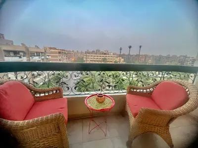 شقتان للساعات، بالقرب من المطار