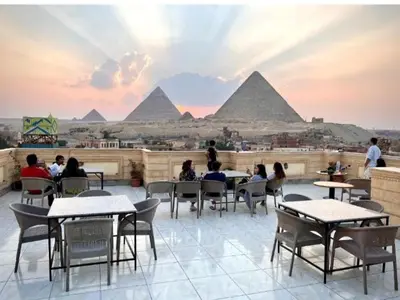 نظرة الهرم الذهبي