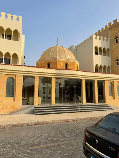 الشقة مع الخوخ الخاص في سهل حسش