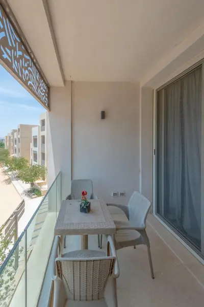 Cozy 1BR شقة في مانغروفي مع بركة السباحة