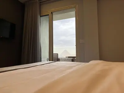 هرم كبير في المتحف